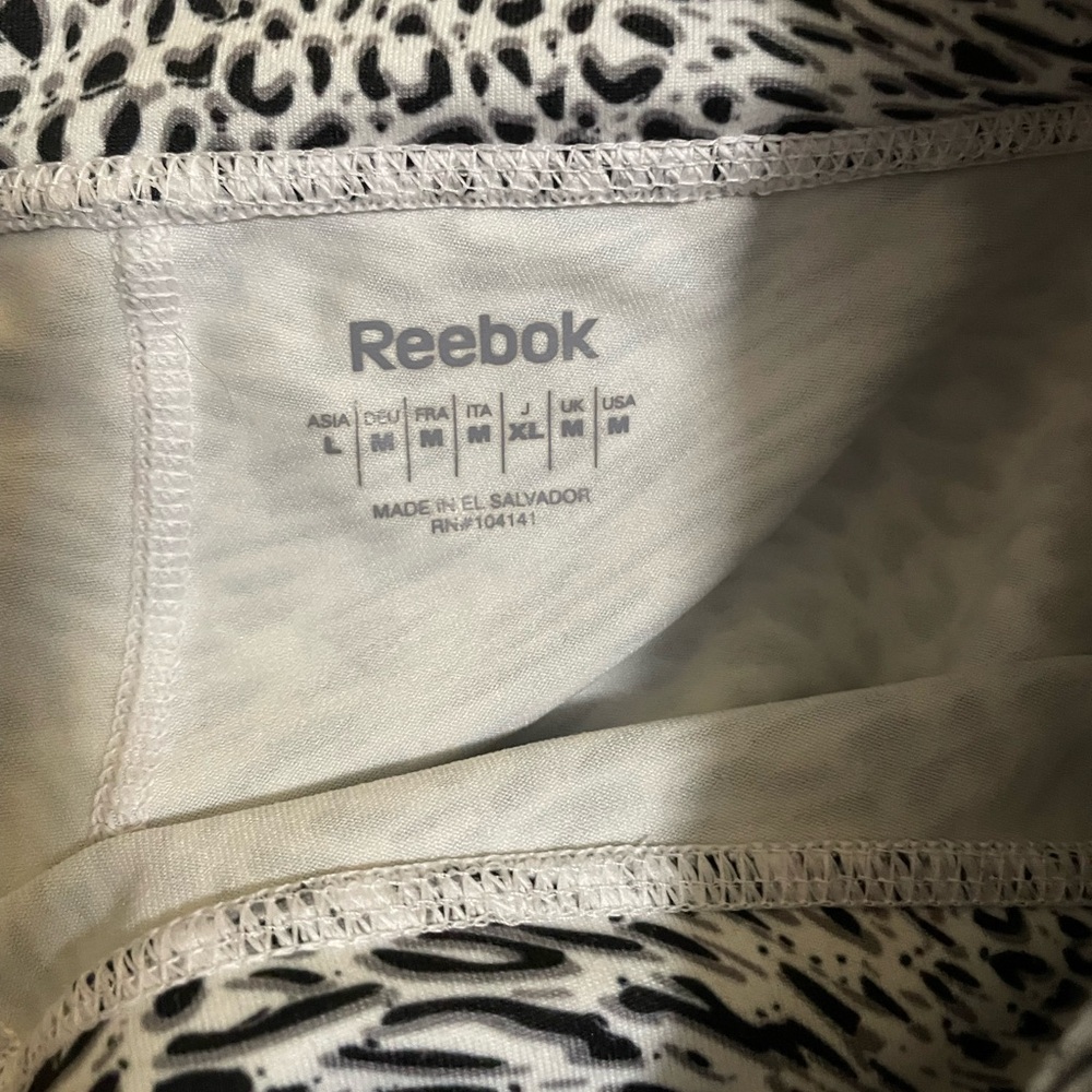 Leopard cropped leggings size medium - Picture 3 of 3
